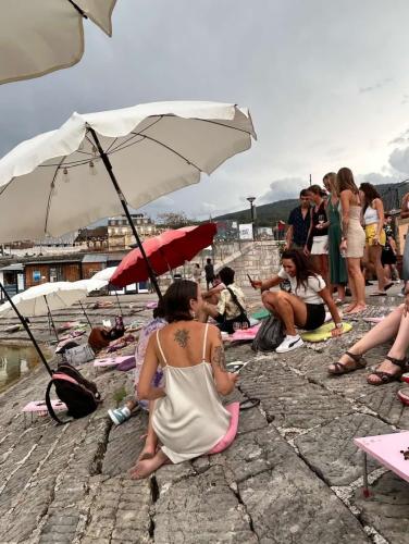 Foule au Cabanon du Naturiste (port de Neuchâtel) pour le vernissage du numéro Paradis perdu, août 2023.