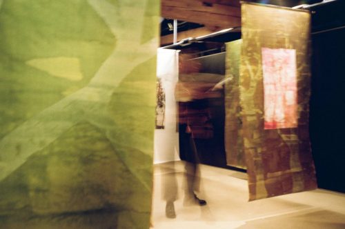 bichekoui en pleine lecture parmi les oeuvres de l'expo Cherchez La Femme !